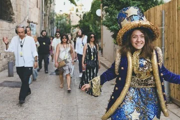 פוסטר סיור חוויה   תיאטרלי אימרסיבי  - לאן מובילים חלומות - יפו העתיקה